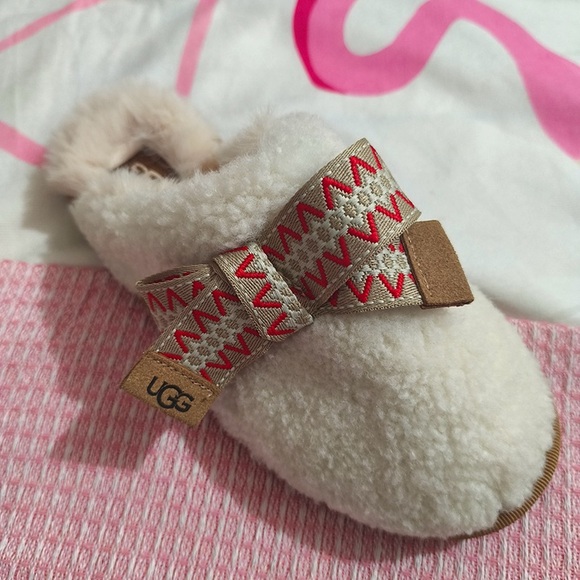 UGG White Sheepskin And Shearling Closed-Toe Plush Slippers - Picture 2 of 6